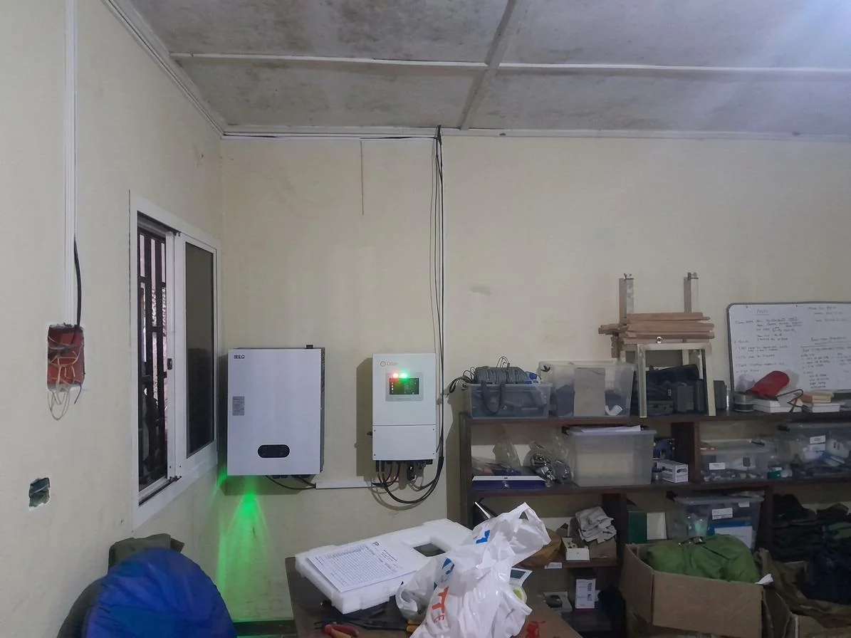 Batería e inversor fotovoltaico en la sala técnica