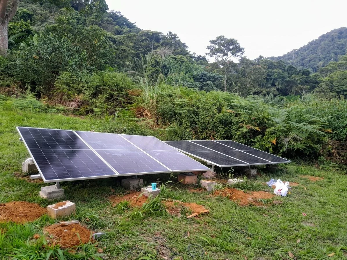 Paneles solares instalados en Moka, Monte Alén
