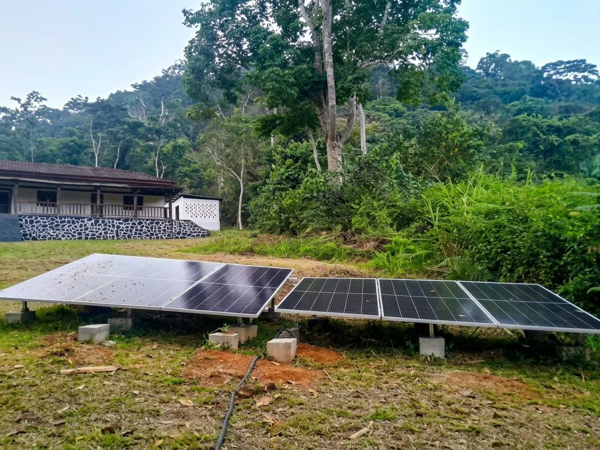 Paneles solares instalados en la casa técnica de Moka, zona de Monte Alén